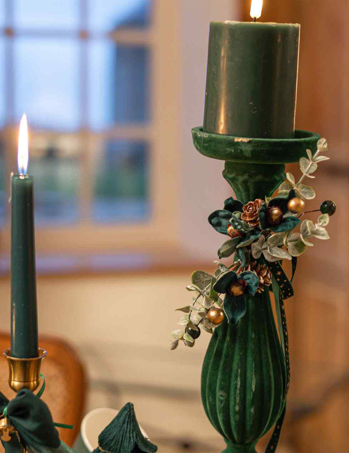 Decoración floral Elegancia verde oscuro y dorado 23 cm