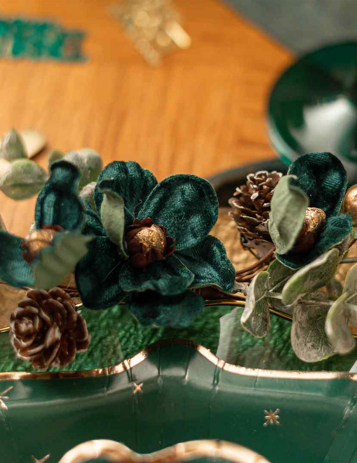 Decoración floral Elegancia verde oscuro y dorado 23 cm