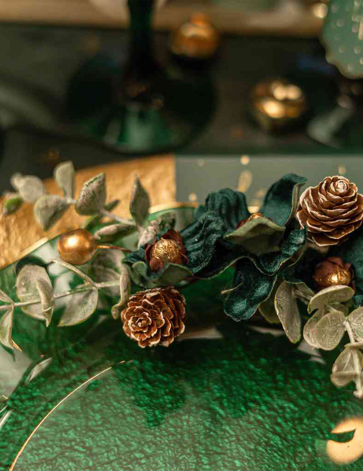 Decoración floral Elegancia verde oscuro y dorado 23 cm