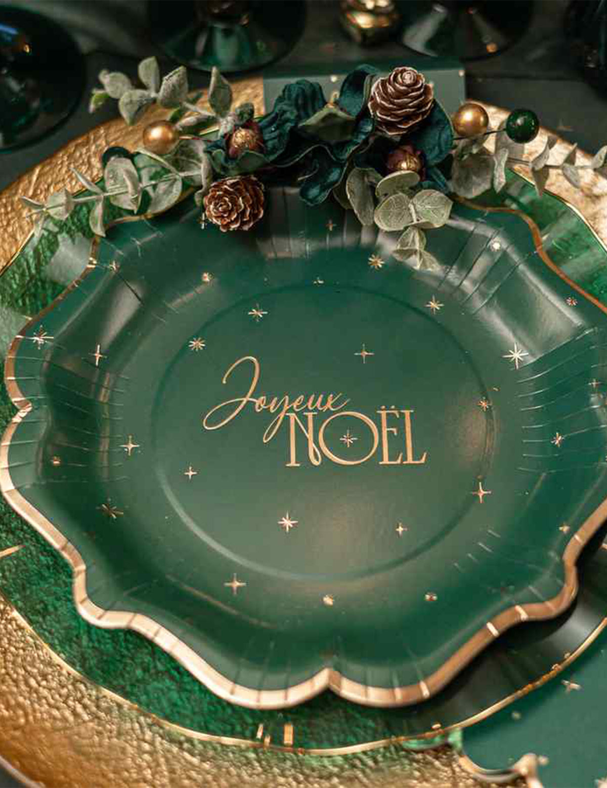 Decoración floral Elegancia verde oscuro y dorado 23 cm