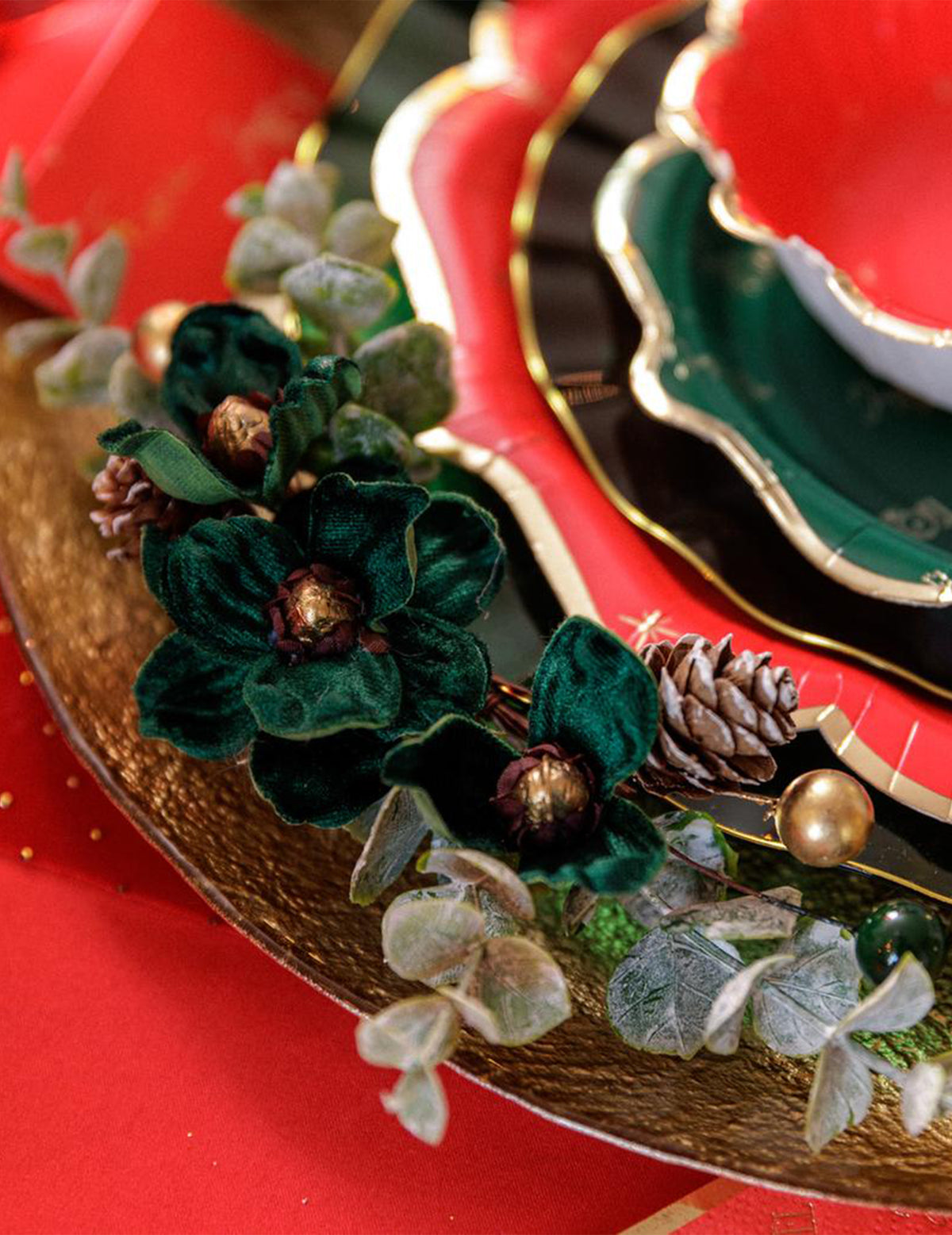 Decoración floral Elegancia verde oscuro y dorado 23 cm