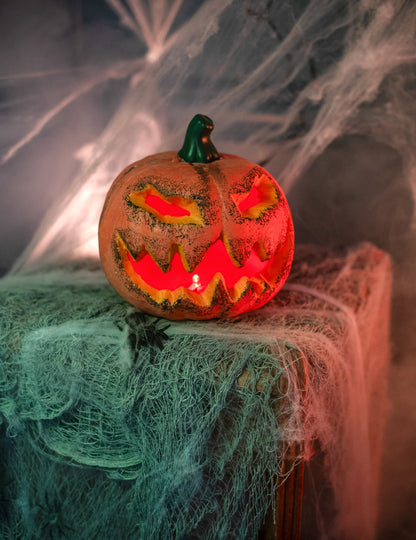 Mise en situation avec toiles d'araignées de la décoration lumineuse citrouille pour Halloween