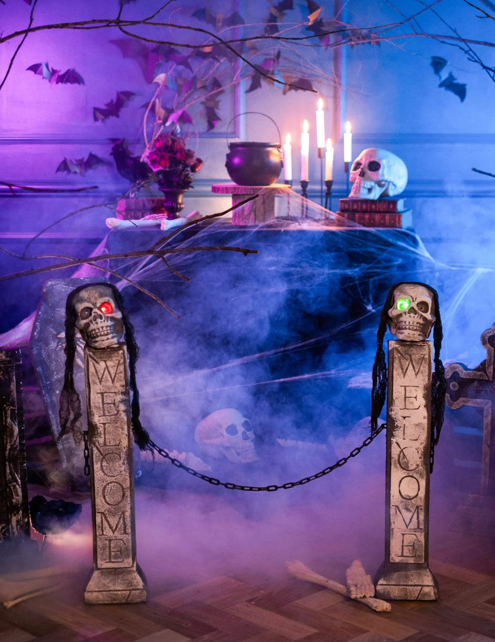 Puesta en escena en un ambiente aterrador de la decoración luminosa del escaparate tumba halloween