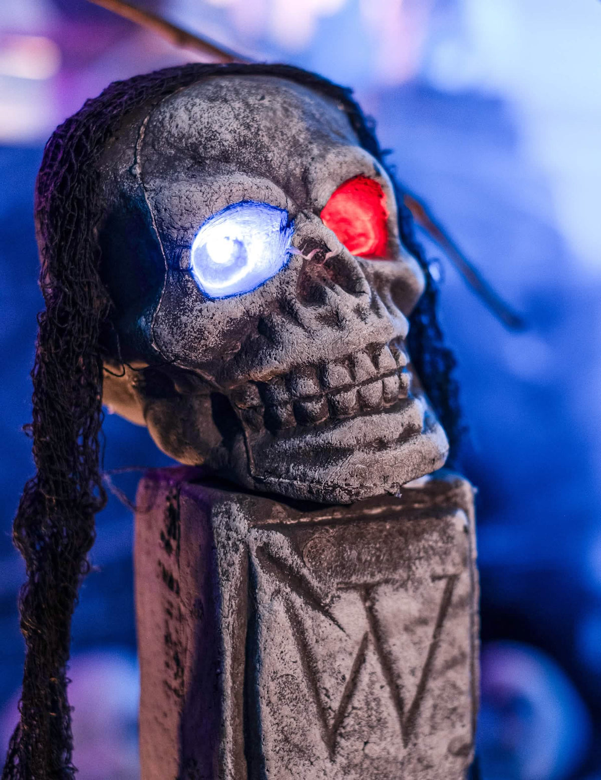 Primer plano de la calavera con ojos LED de la decoración luminosa de escaparate tumba halloween