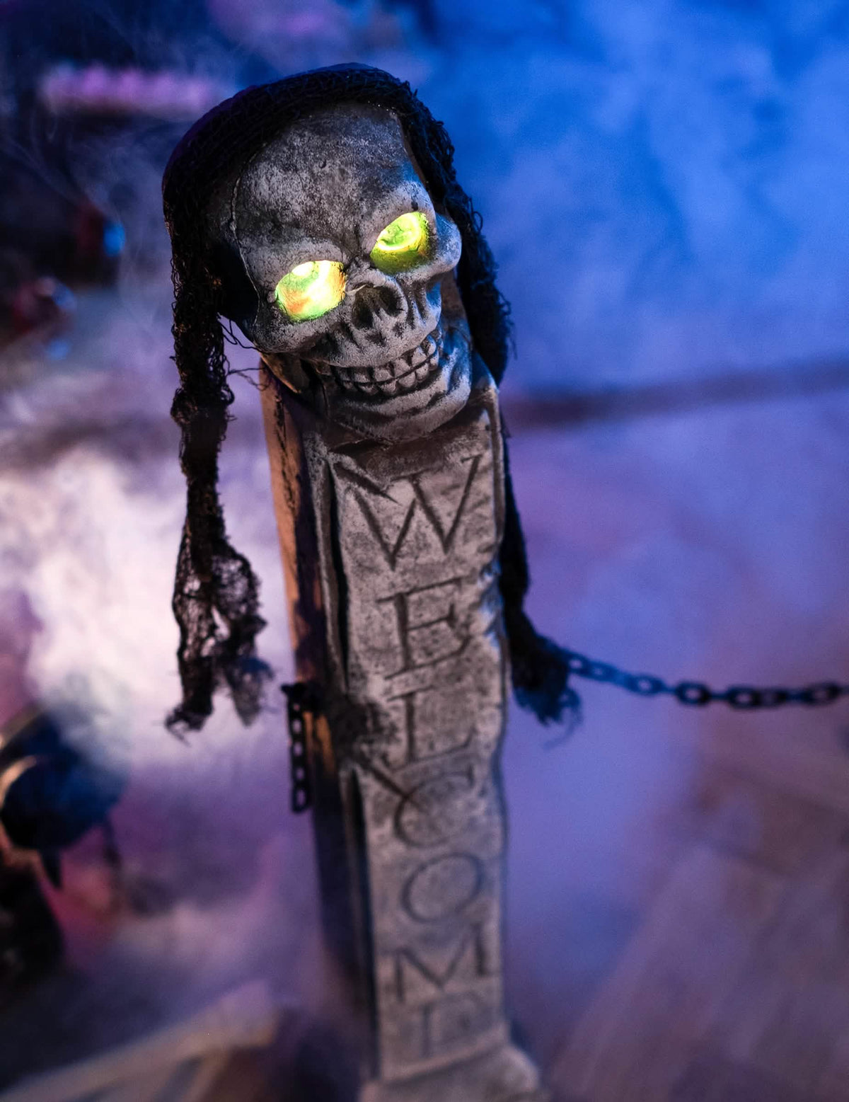 Detalle de la inscripción Welcome y de la calavera de la decoración luminosa de escaparate tumba halloween