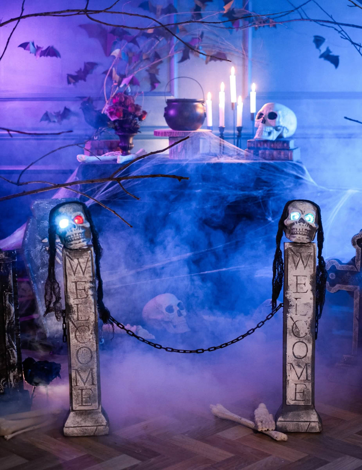 Decoración luminosa para fachada de tumba de halloween gris con calaveras con ojos LED y cadenas