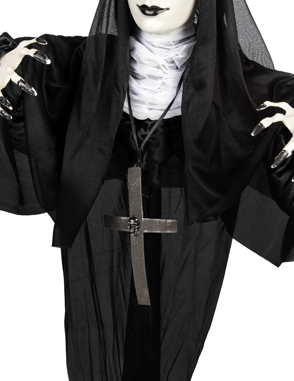 Gros plan sur le pendentif croix avec tête de mort de la décoration lumineuse nonne suspendue