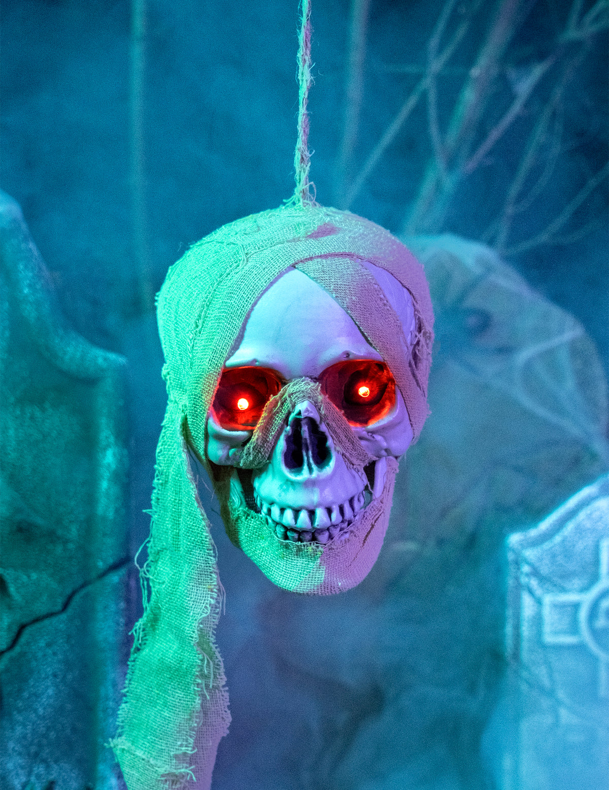 Gros plan sur les yeux lumineux rouges de la décoration lumineuse tête de mort pirate à suspendre