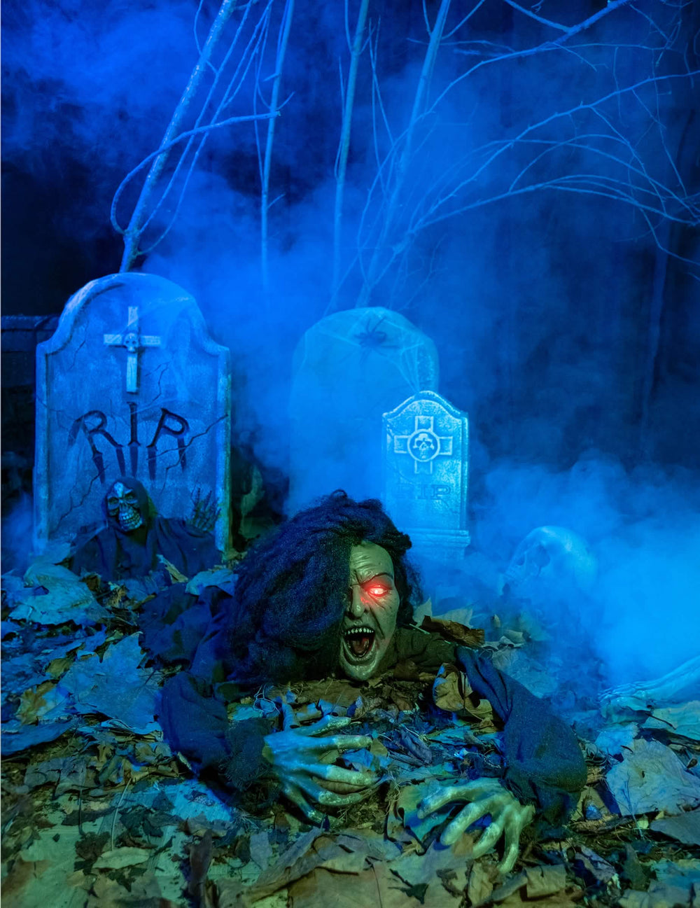 Primer plano del rostro aterrador de la decoración de bruja sonora y luminosa para halloween