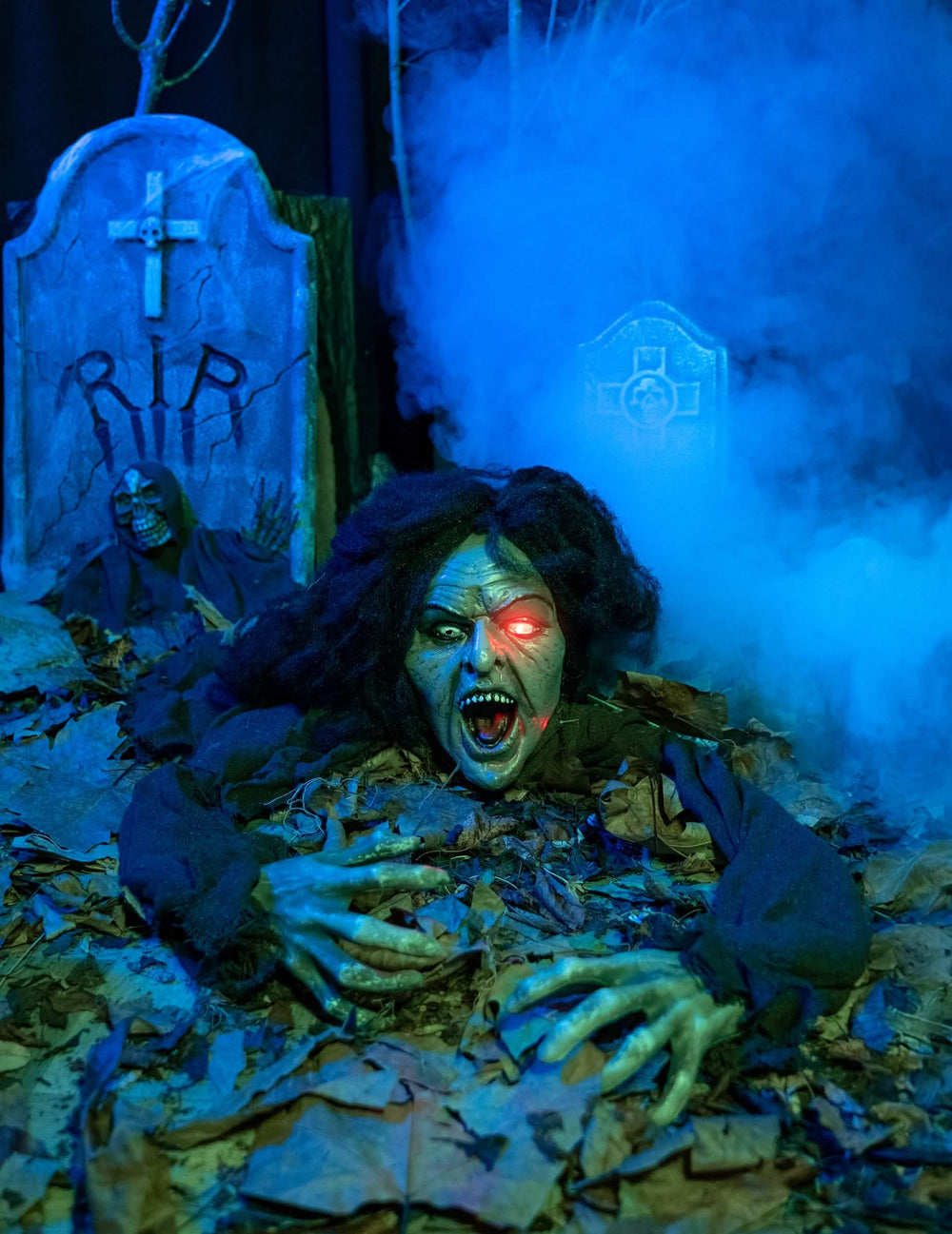 Ambientación en un cementerio de la decoración de bruja sonora y luminosa para halloween