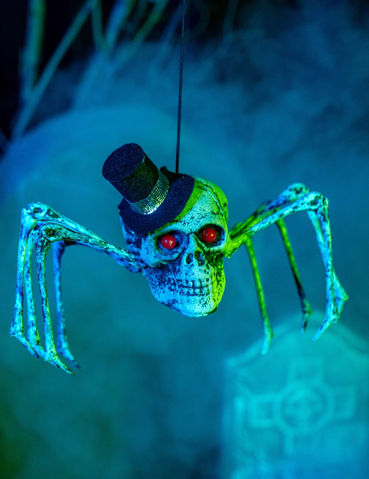 Vista frontal en suspensión de la decoración de esqueleto araña halloween