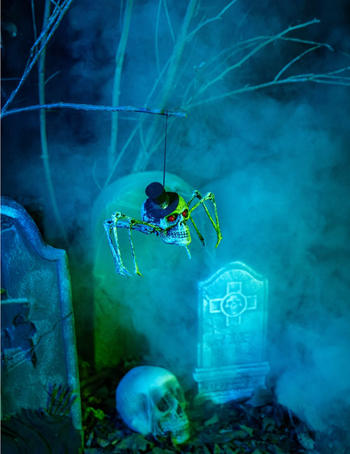 Escenografía en un decorado de cementerio brumoso de la decoración esqueleto araña halloween