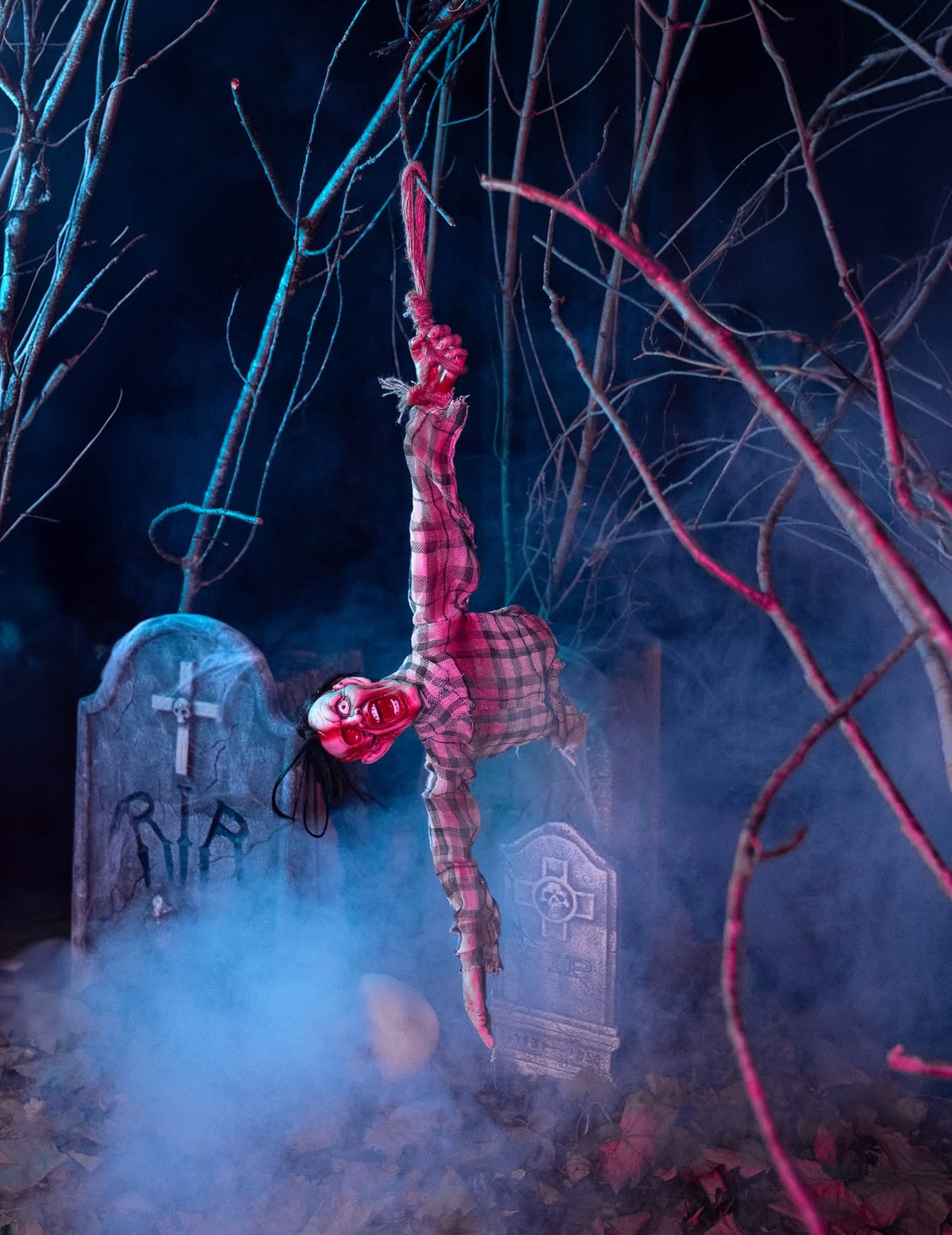 Ambientación en un cementerio de la decoración del torso de zombie para halloween