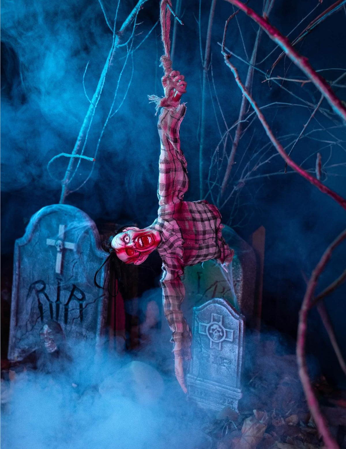 Vista de la suspensión por el brazo de la decoración de torso de zombie para halloween