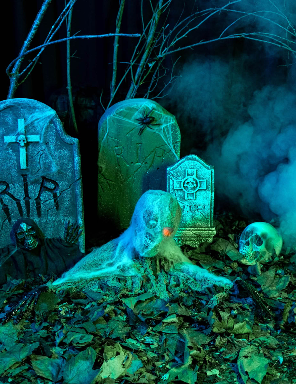 Mise en situation dans un cimetière de la décoration zombie animé pour Halloween