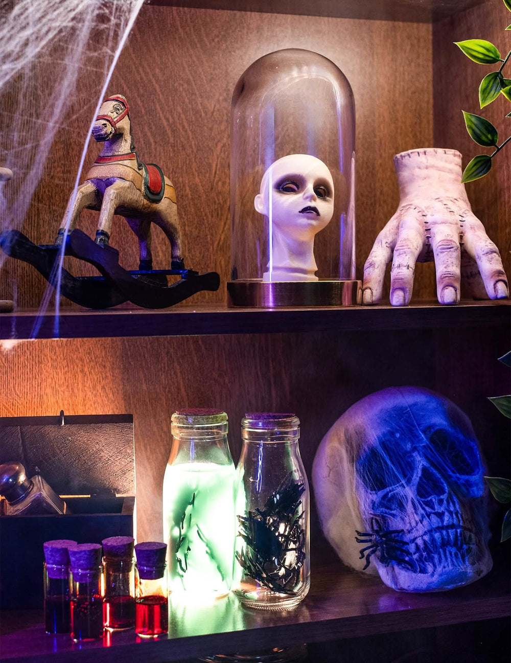 Puesta en escena de decoraciones de cabezas de muñecas cadavéricas