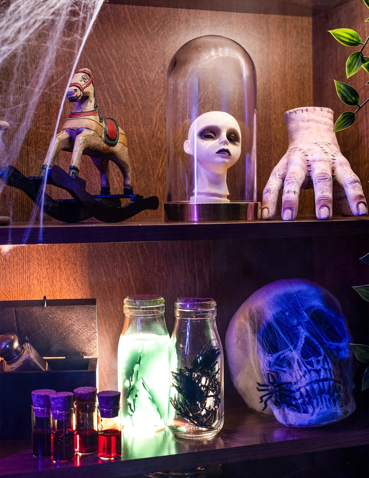 Puesta en escena de decoraciones de cabezas de muñecas cadavéricas