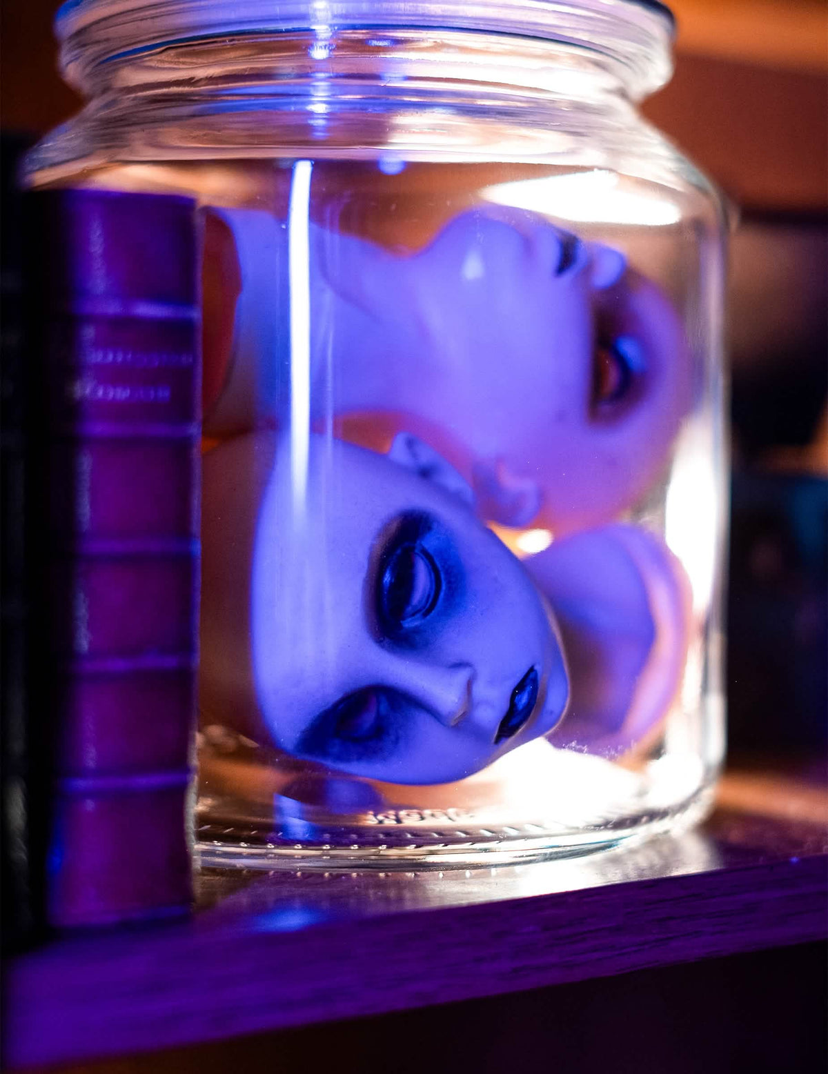 Primer plano del efecto de luz azul de las decoraciones de cabezas de muñecas cadavéricas