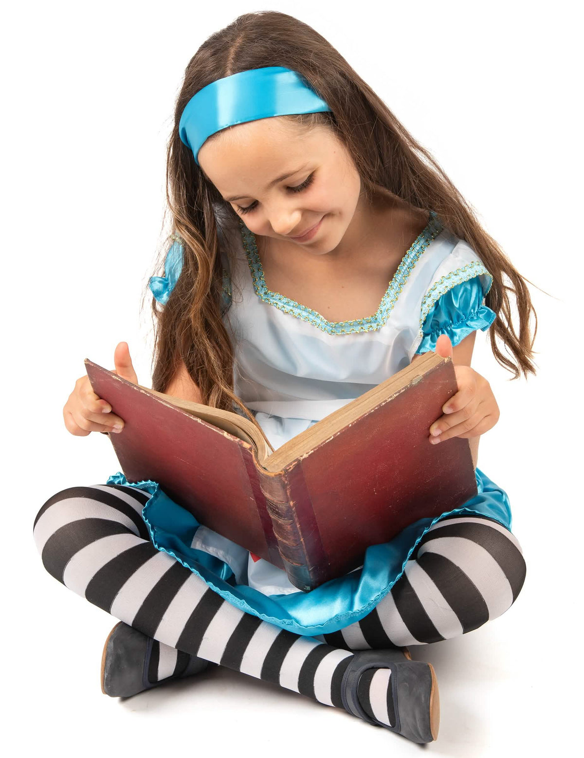 niña leyendo un libro con el disfraz Alicia para niña
