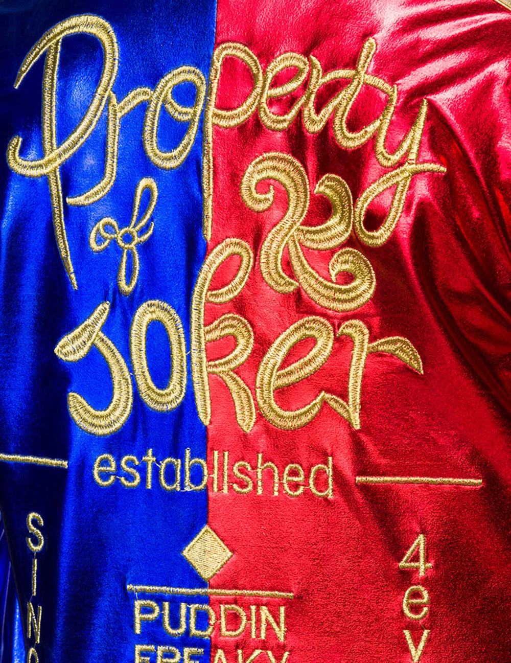 Détail de la broderie Property of Joker du déguisement arlequin fou sexy luxe