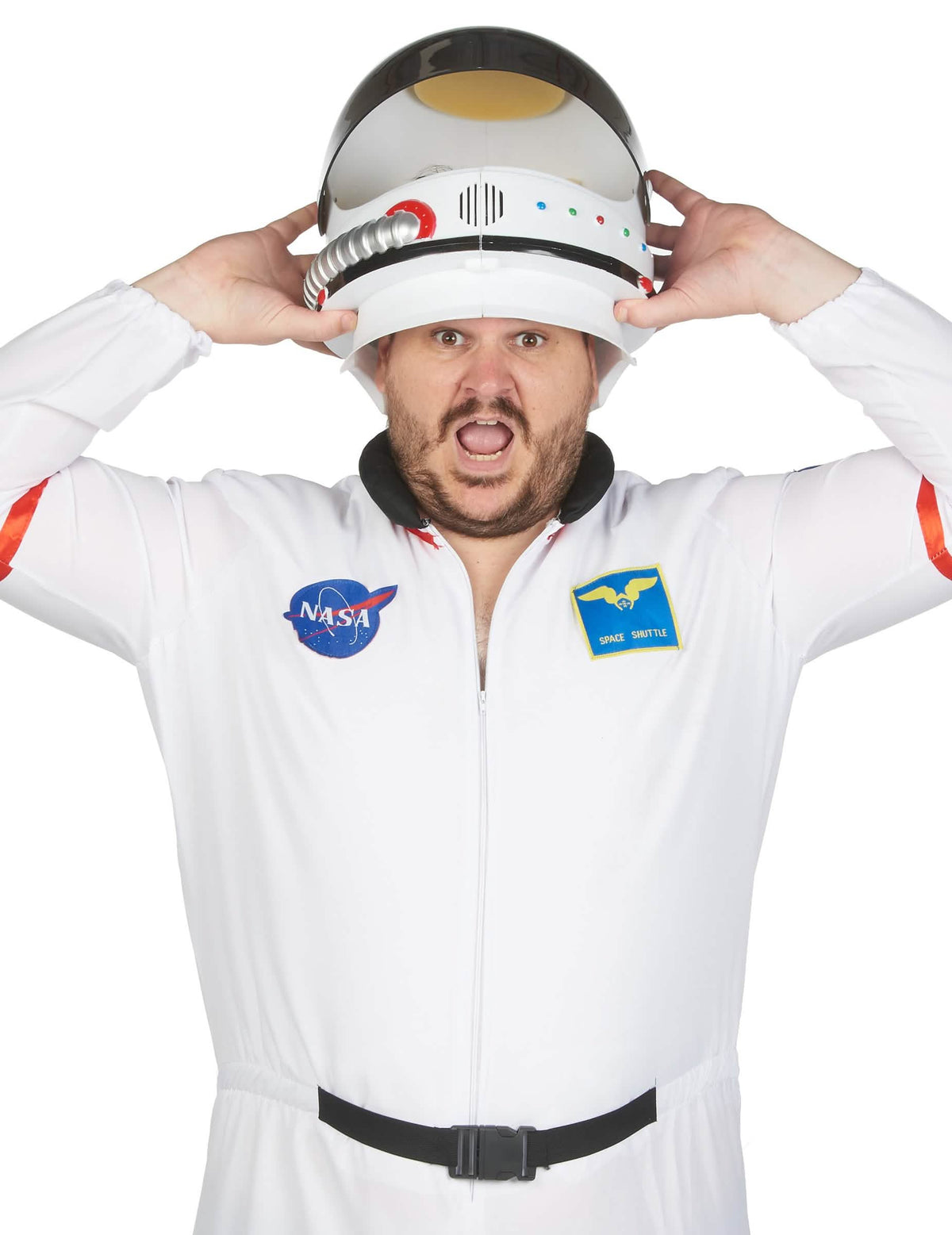 Homme tenant le casque avec une expression surprise du déguisement d'astronaute