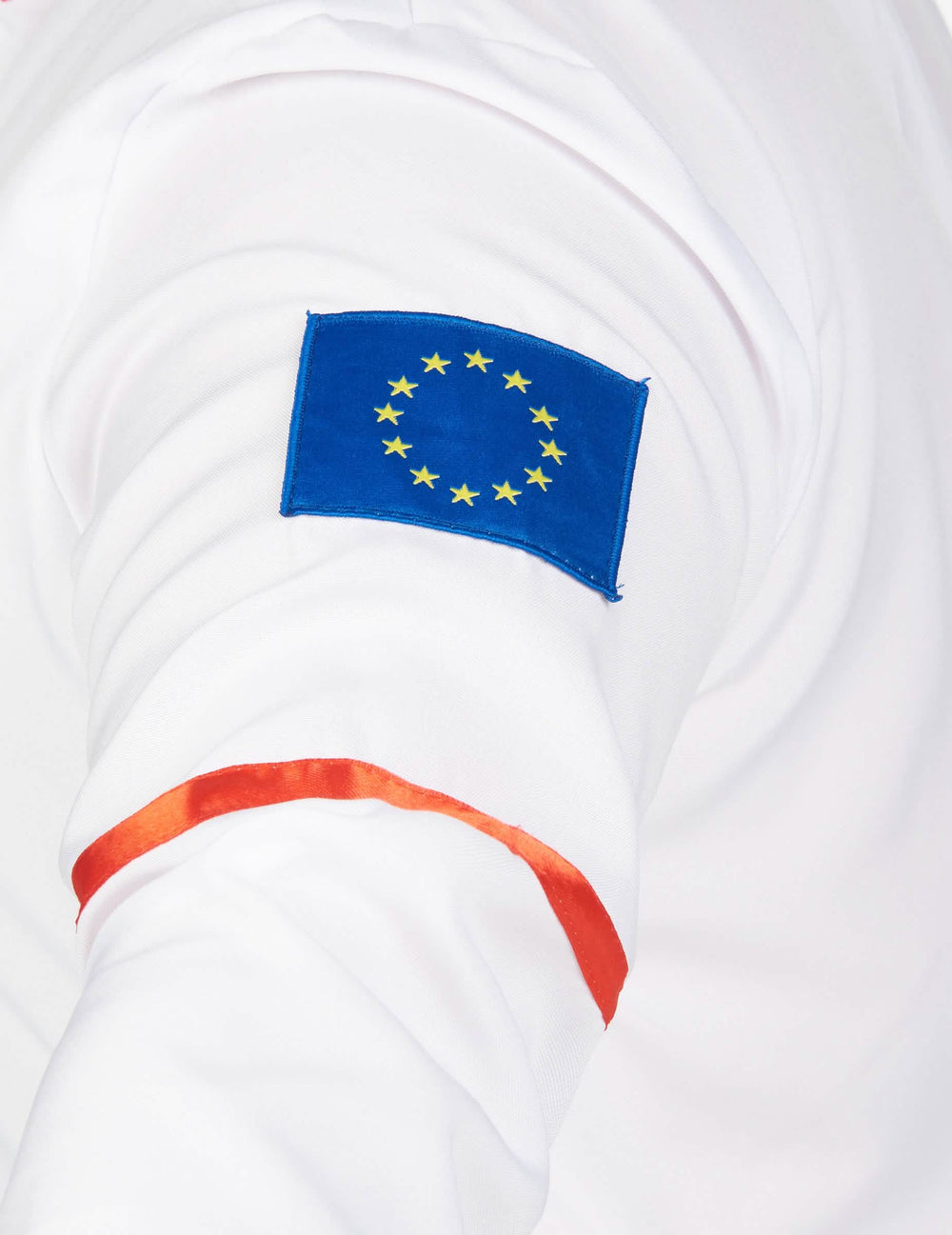 Détail de l'écusson drapeau européen sur la manche du déguisement d'astronaute