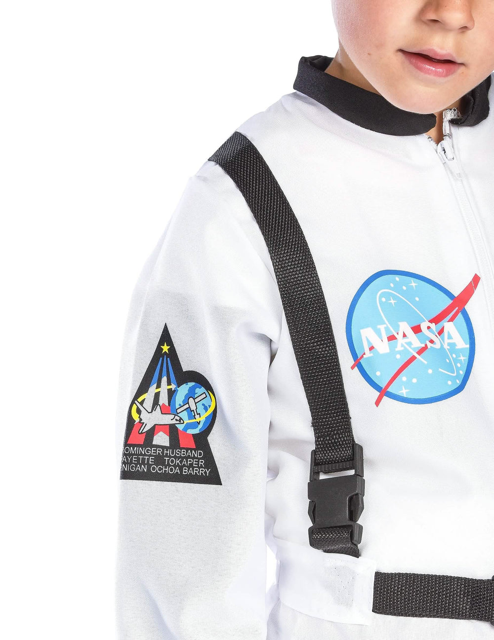 Detalle del logo NASA y de la correa del disfraz de espacio para niño