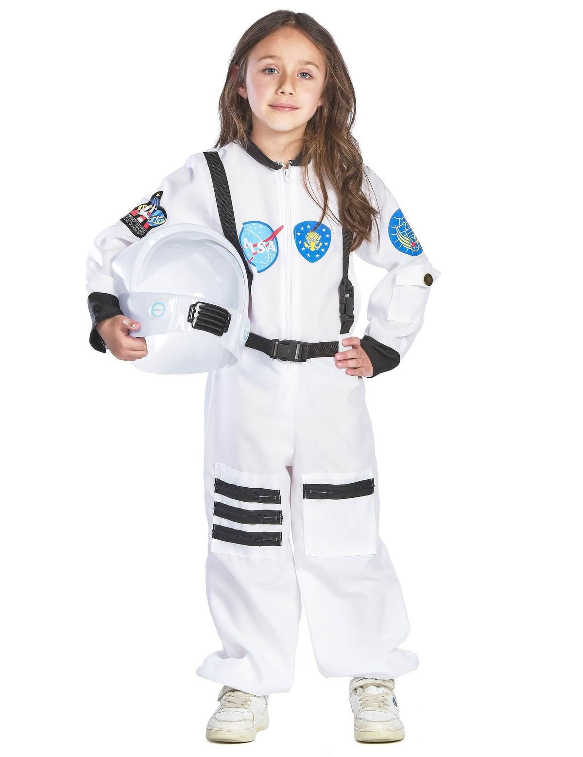 Vista frontal con el casco en la mano del disfraz de espacio para niño