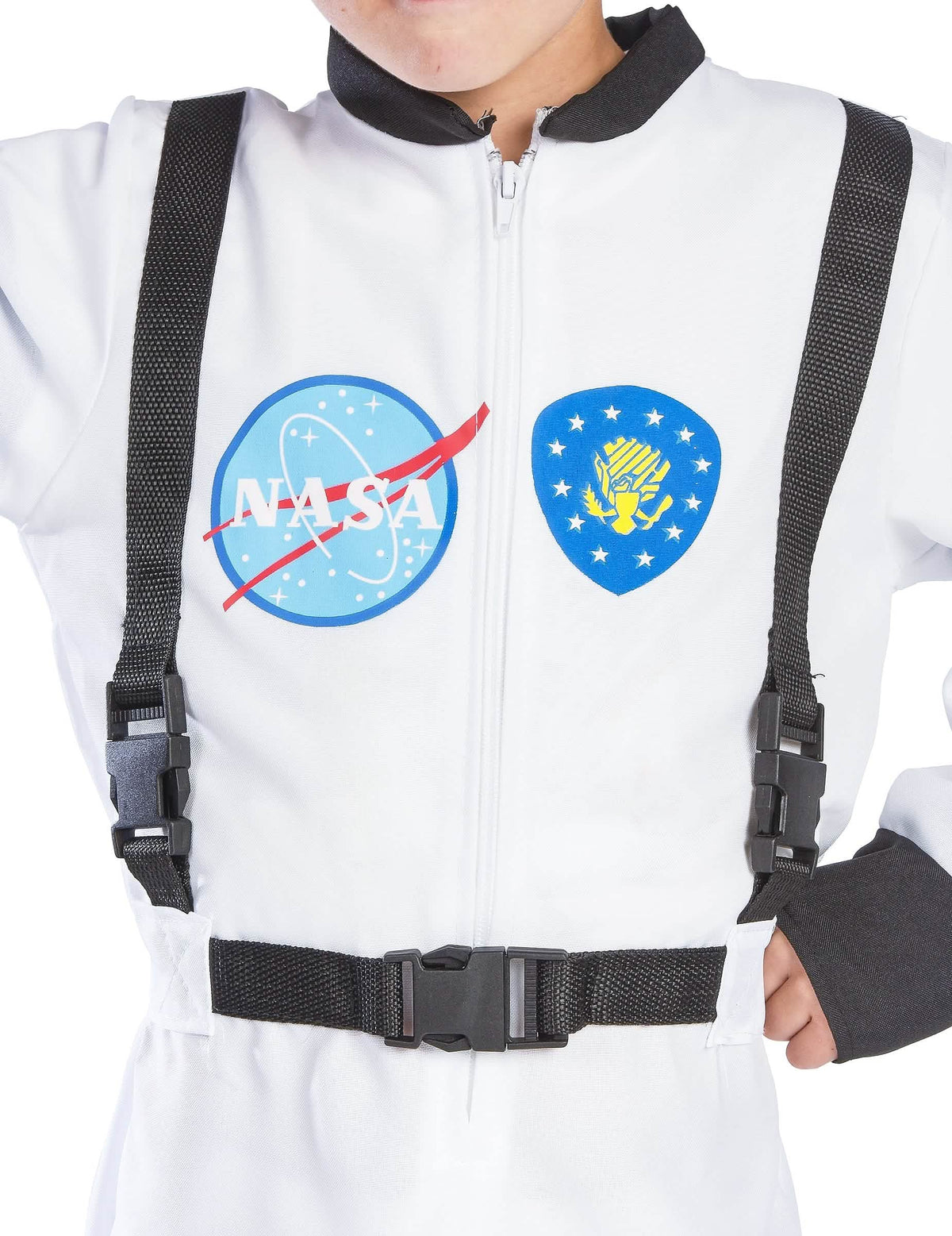 Primer plano de los parches y las correas del disfraz de espacio para niño