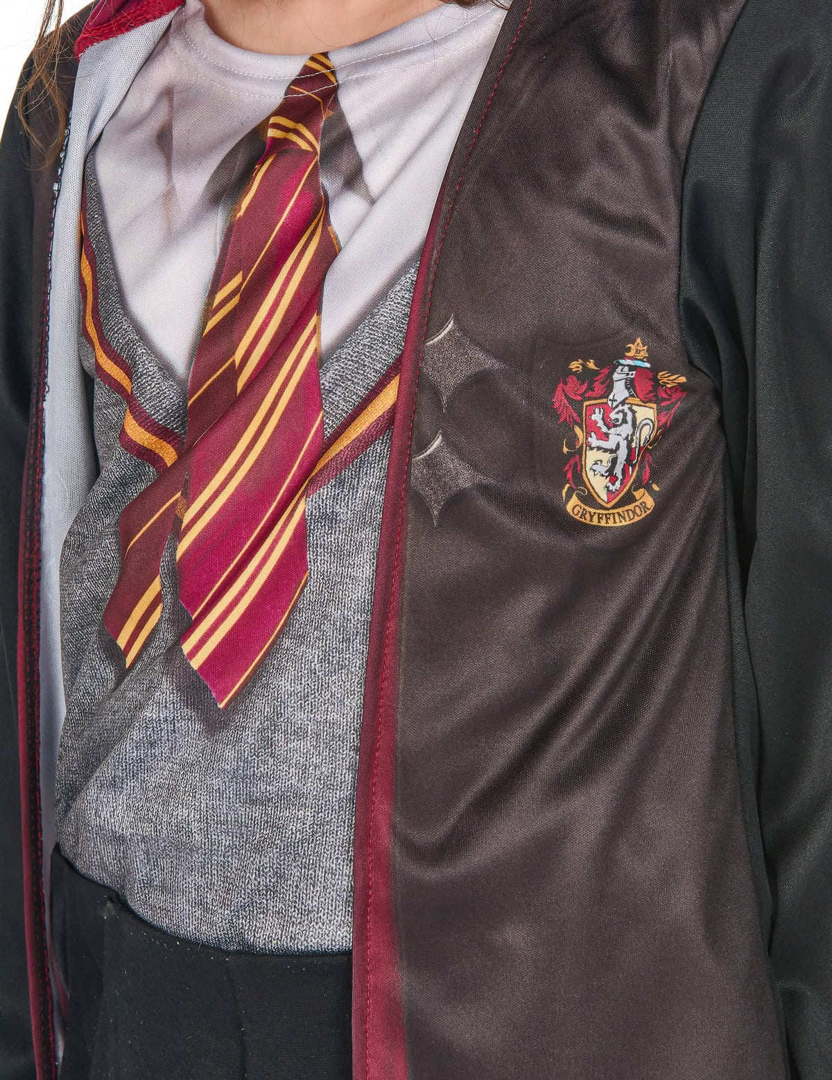 Detalle del escudo de Gryffindor en el vestido del disfraz con accesorios Harry Potter™