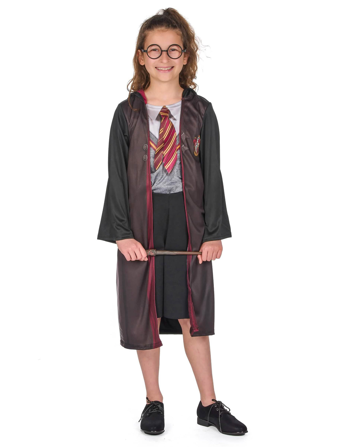 Vista de cuerpo entero del disfraz con accesorios Harry Potter™