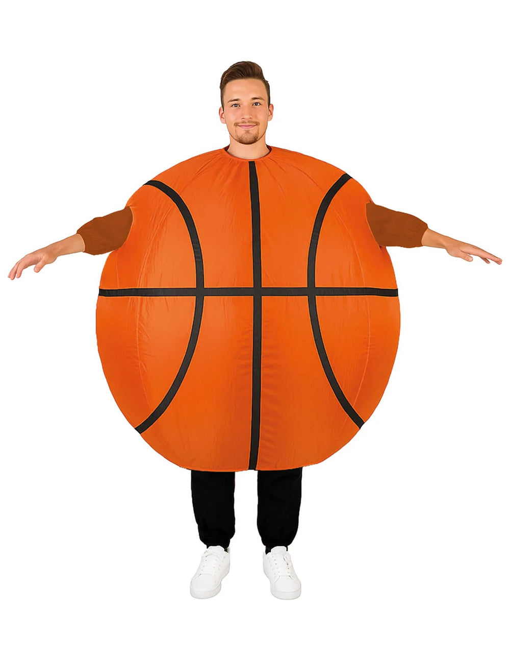 Vista frontal con los brazos extendidos del disfraz de balón de baloncesto carry me