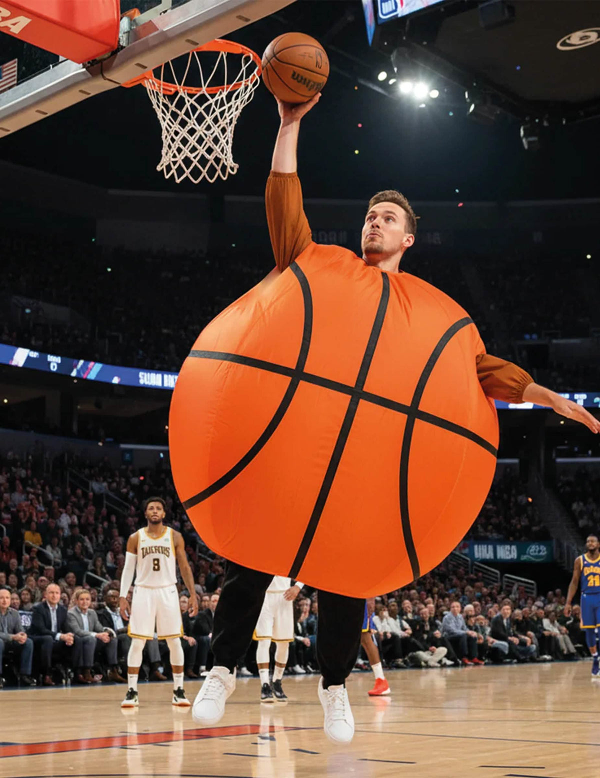 Mise en situation de dunk del disfraz balón de baloncesto carry me
