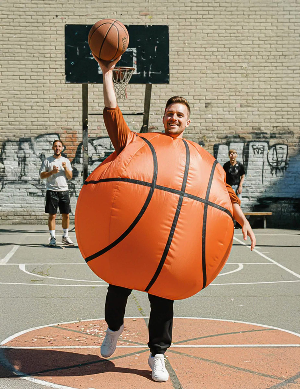 Escena en una cancha de baloncesto del disfraz de balón de baloncesto carry me