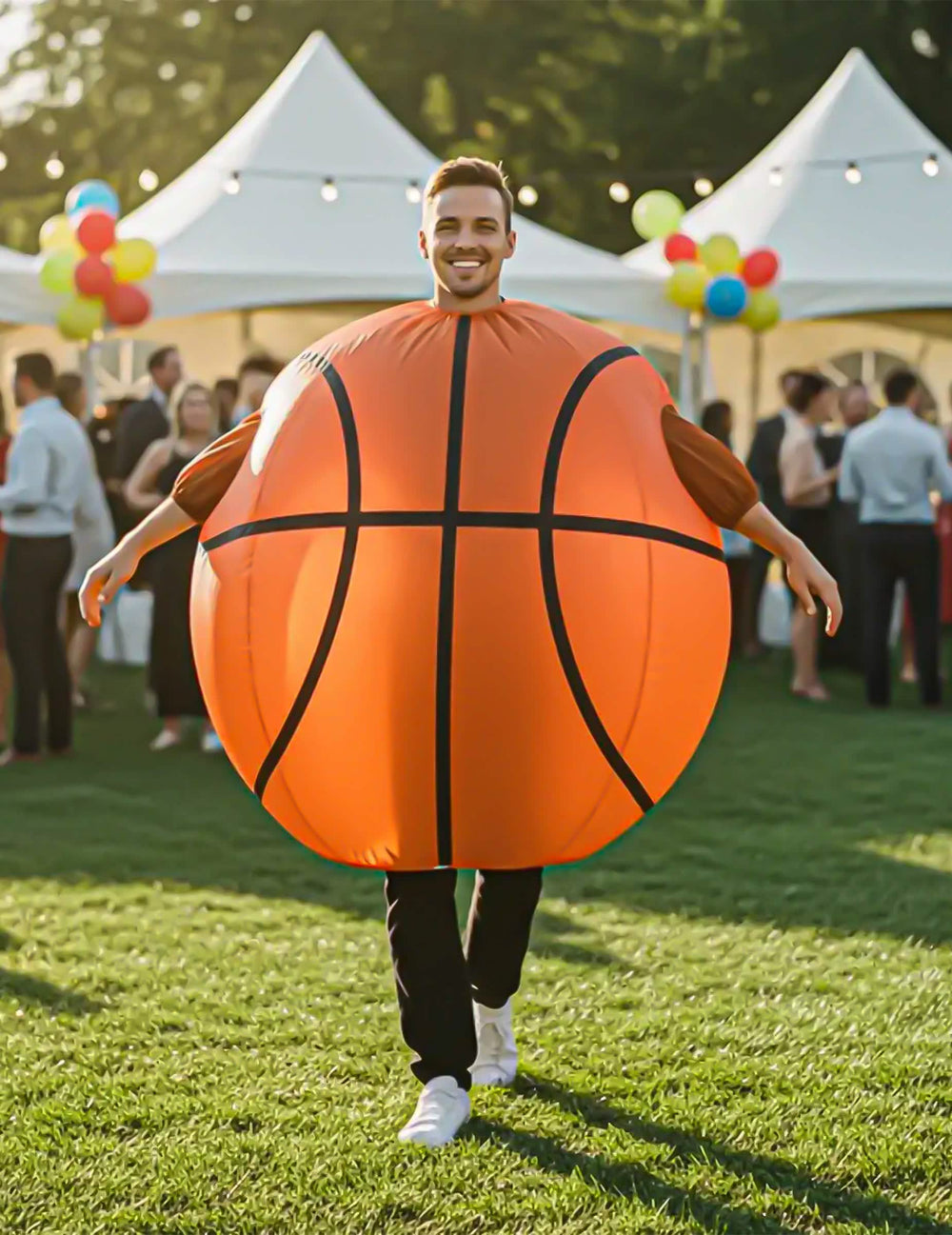 Situación en una fiesta de disfraces balón de baloncesto carry me