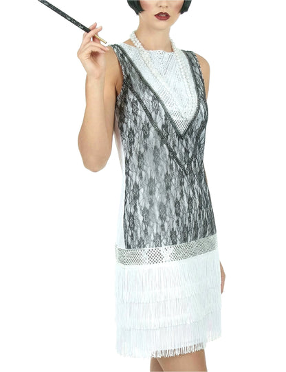 Gros plan sur le buste et la dentelle du déguisement charleston