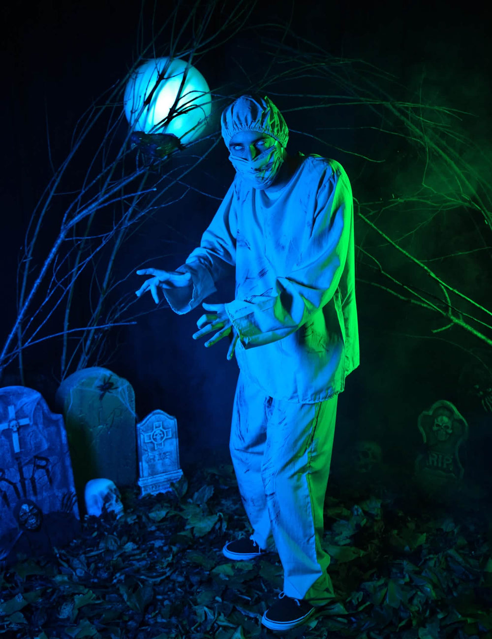 Mise en scène du déguisement de chirurgien zombie