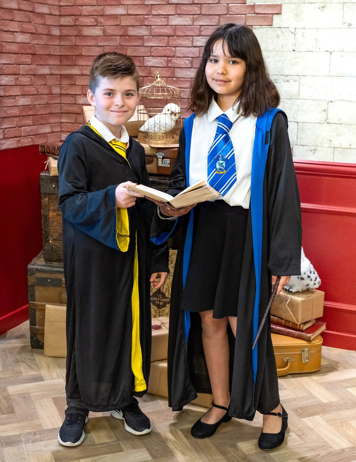 Puesta en situación del disfraz clásico de Hufflepuff Harry Potter™ niño