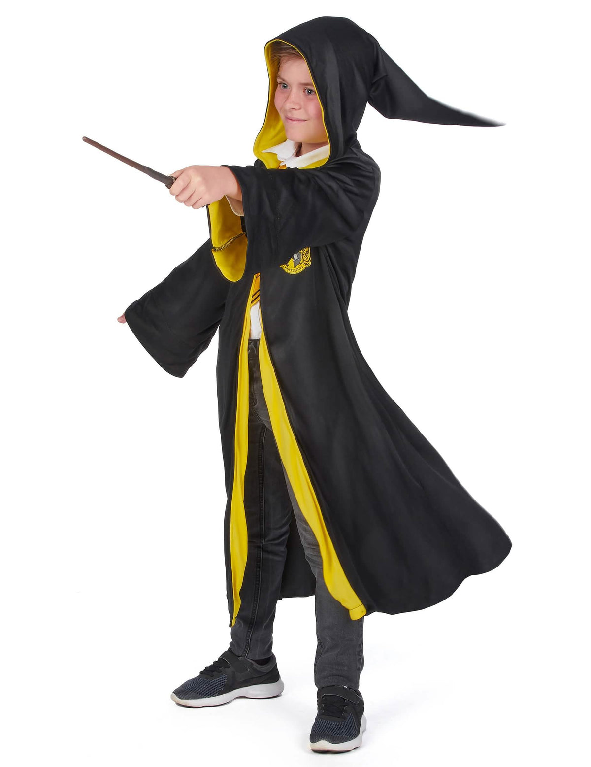 Vista de perfil con varita del disfraz clásico de Hufflepuff Harry Potter para niño