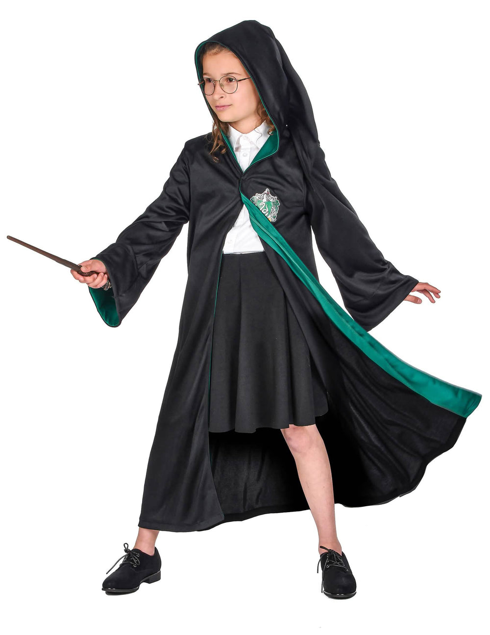 Vista frontal con varita del disfraz clásico de Slytherin Harry Potter™