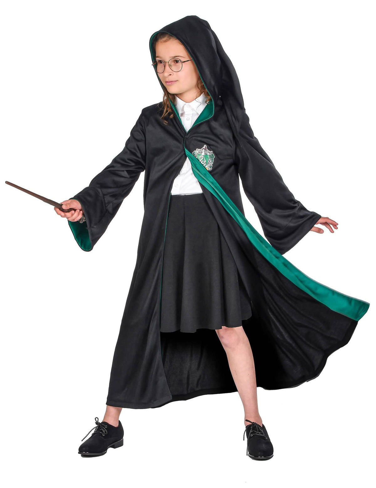 Vista frontal con varita del disfraz clásico de Slytherin Harry Potter™