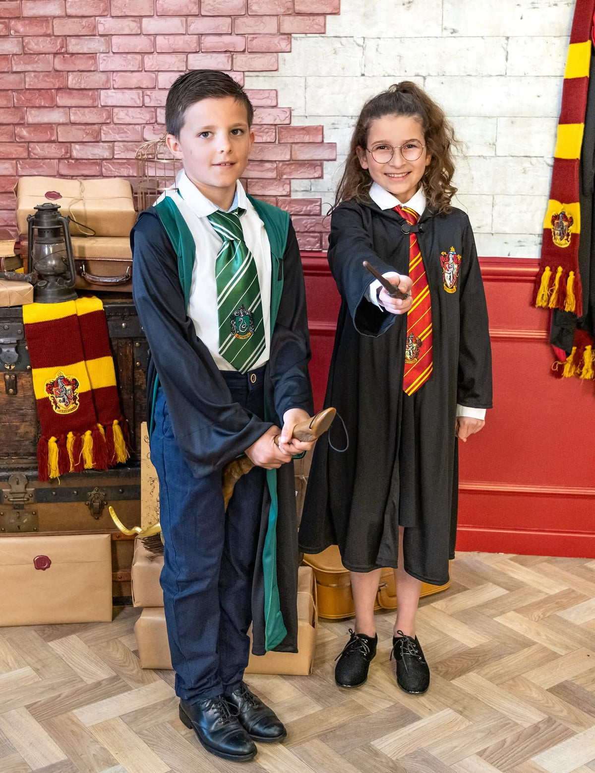 Puesta en escena con una alumna de Gryffindor del disfraz clásico de Slytherin Harry Potter
