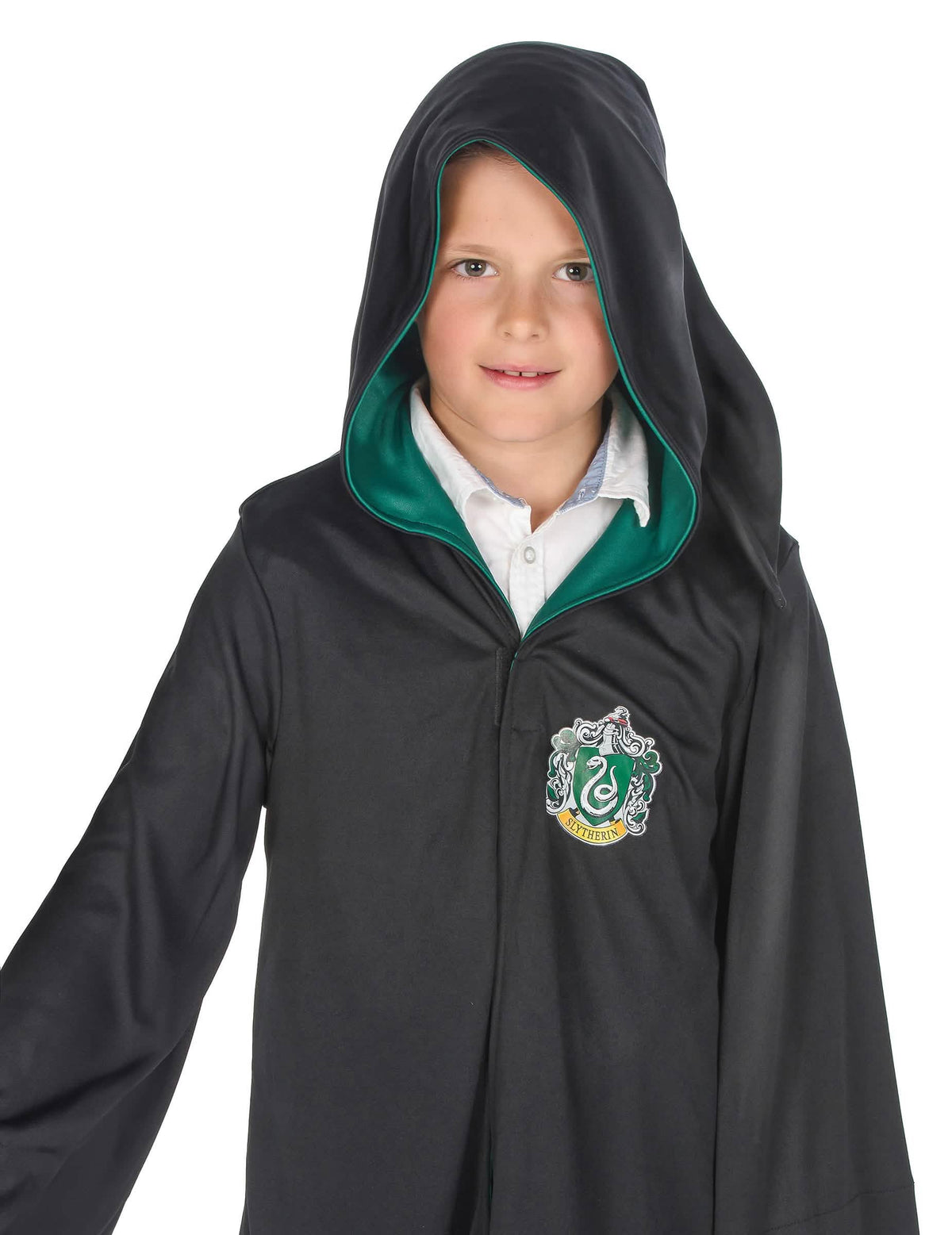 Primer plano de la capucha y el escudo del disfraz clásico de Slytherin Harry Potter™
