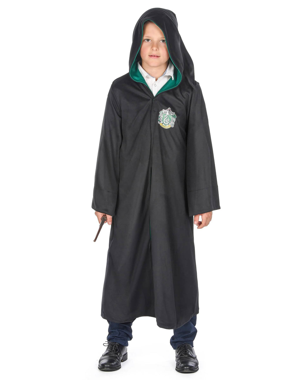 Vista de frente con capucha y varita del disfraz clásico de Slytherin Harry Potter™