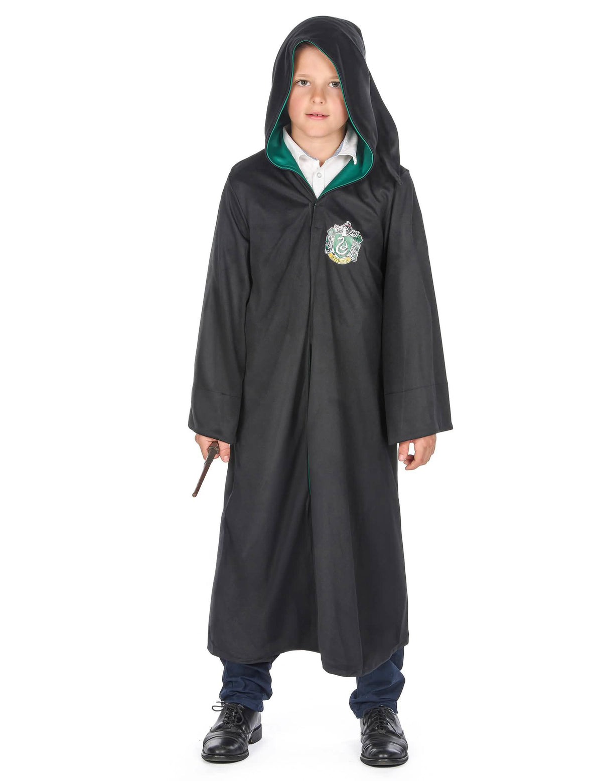 Vista de frente con capucha y varita del disfraz clásico de Slytherin Harry Potter™