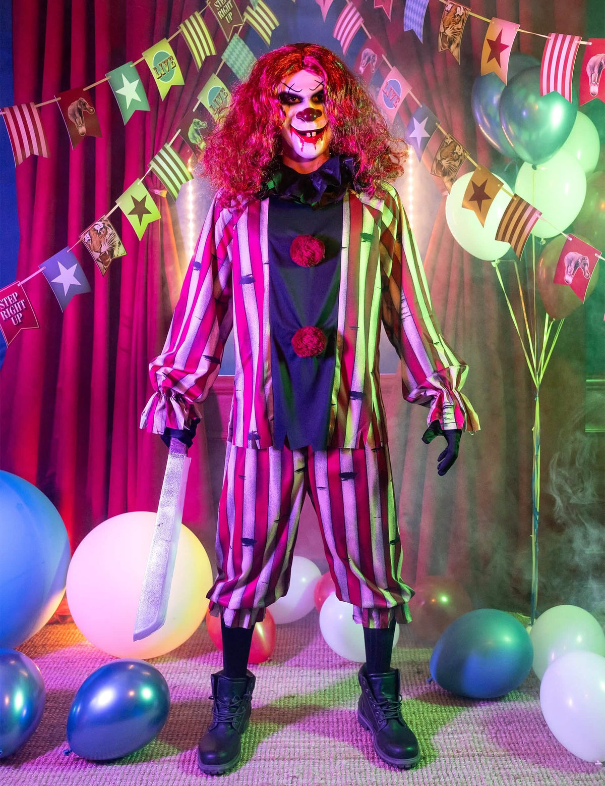 Mise en situation dans un décor de cirque du déguisement de clown démoniaque luxe