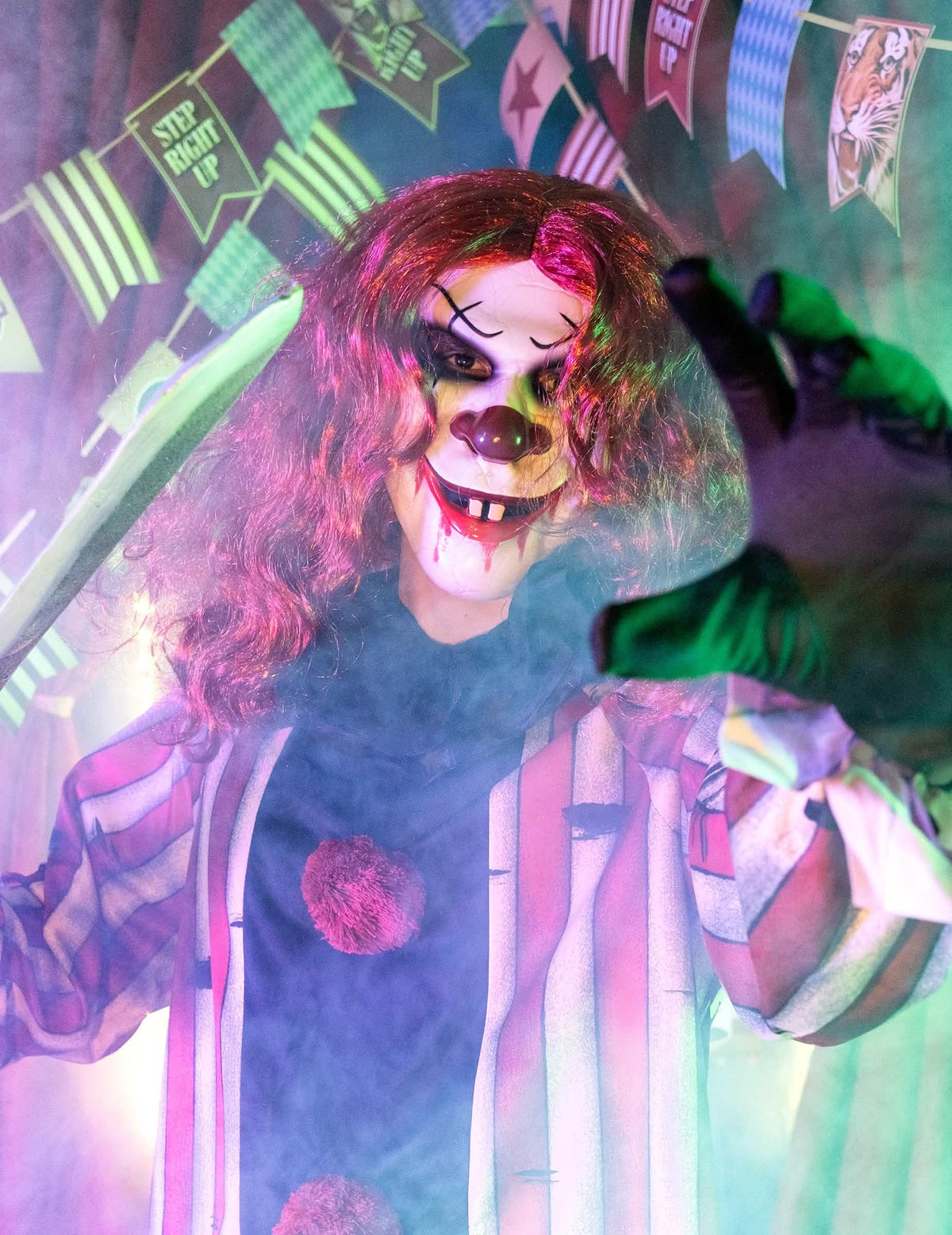 Mise en scène avec main tendue et fumée du déguisement de clown démoniaque luxe