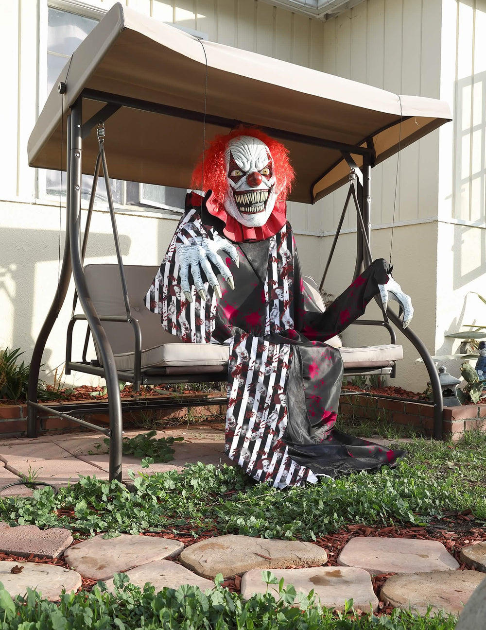 Payaso sentado en un columpio del disfraz de payaso aterrador gigante 2 en 1