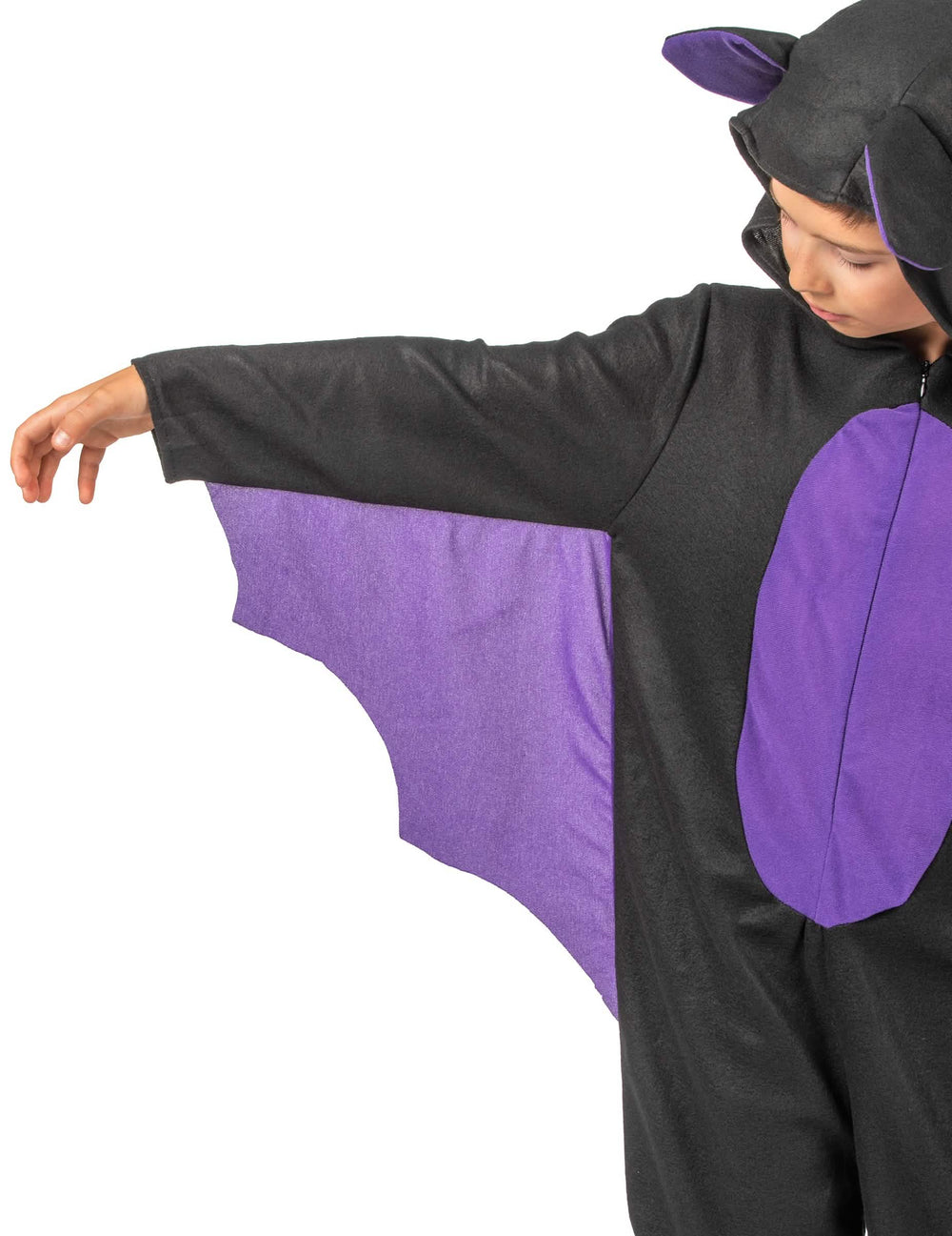 Detalle del ala violeta bajo el brazo del disfraz de mono de murciélago