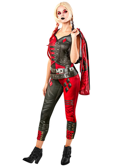 Vue de trois-quarts avec veste du déguisement combinaison Harley Quinn Suicide Squad 2